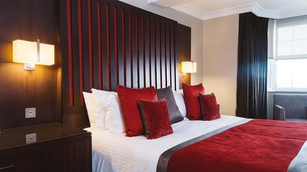 Grand Jersey Hotel And Spa Saint Helier Bagian luar foto A bedroom at the hotel