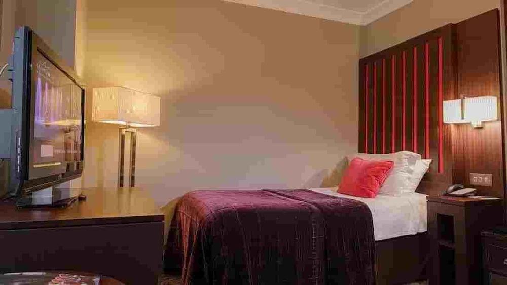 Grand Jersey Hotel And Spa Saint Helier Bagian luar foto A bedroom
