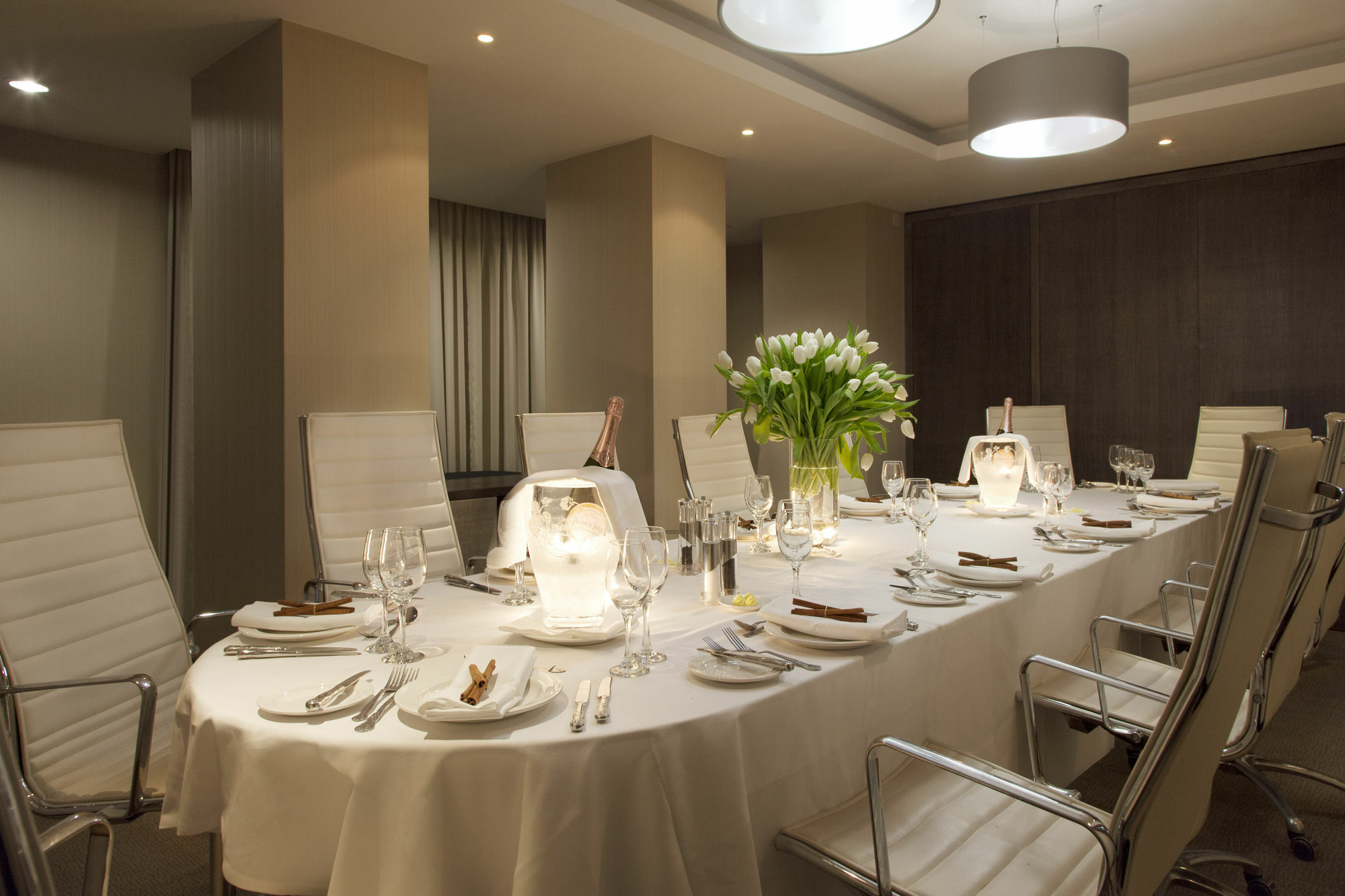 Grand Jersey Hotel And Spa Saint Helier Bagian luar foto The boardroom at the London Hilton on Park Lane