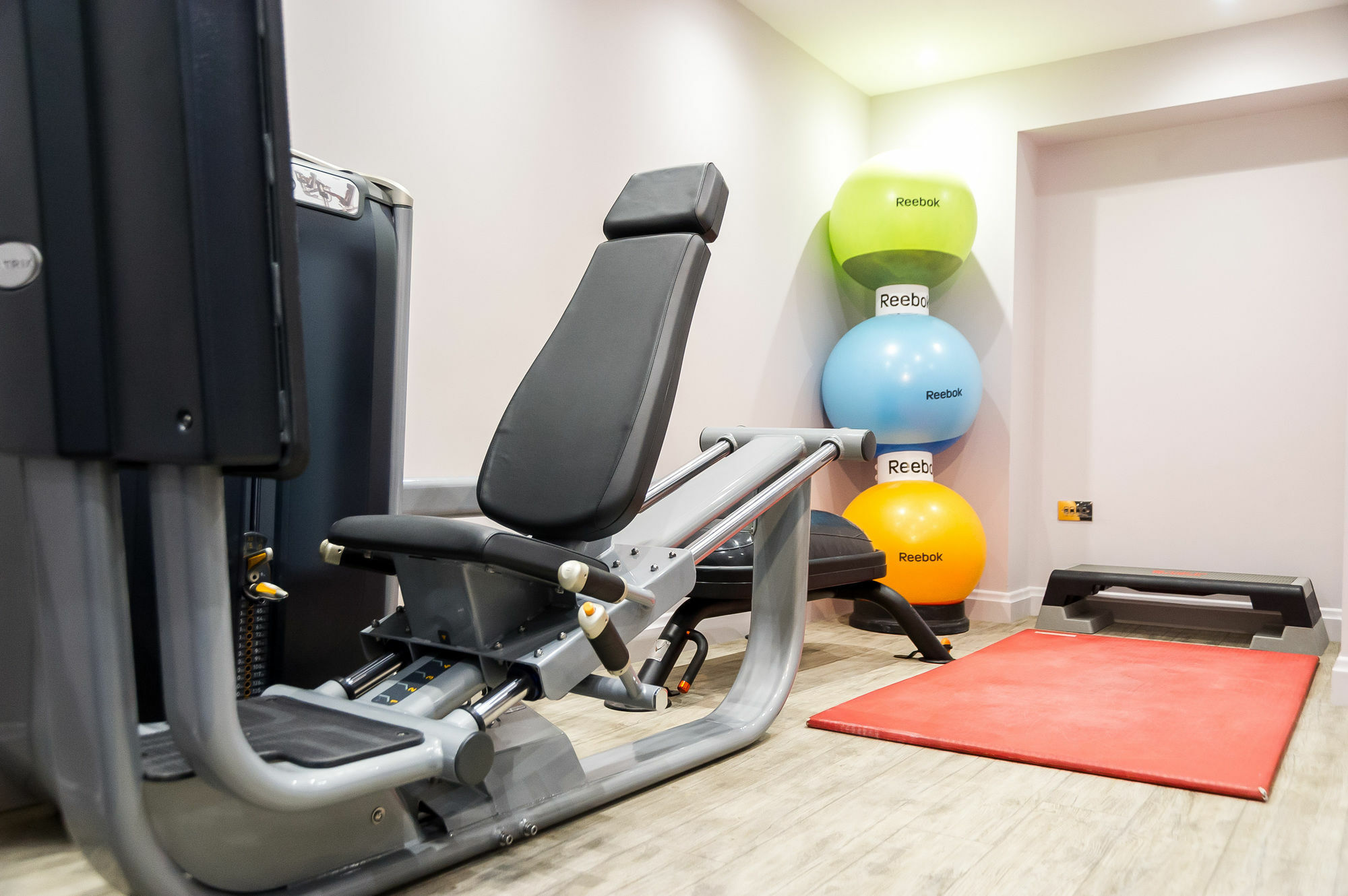 Grand Jersey Hotel And Spa Saint Helier Bagian luar foto A leg press machine