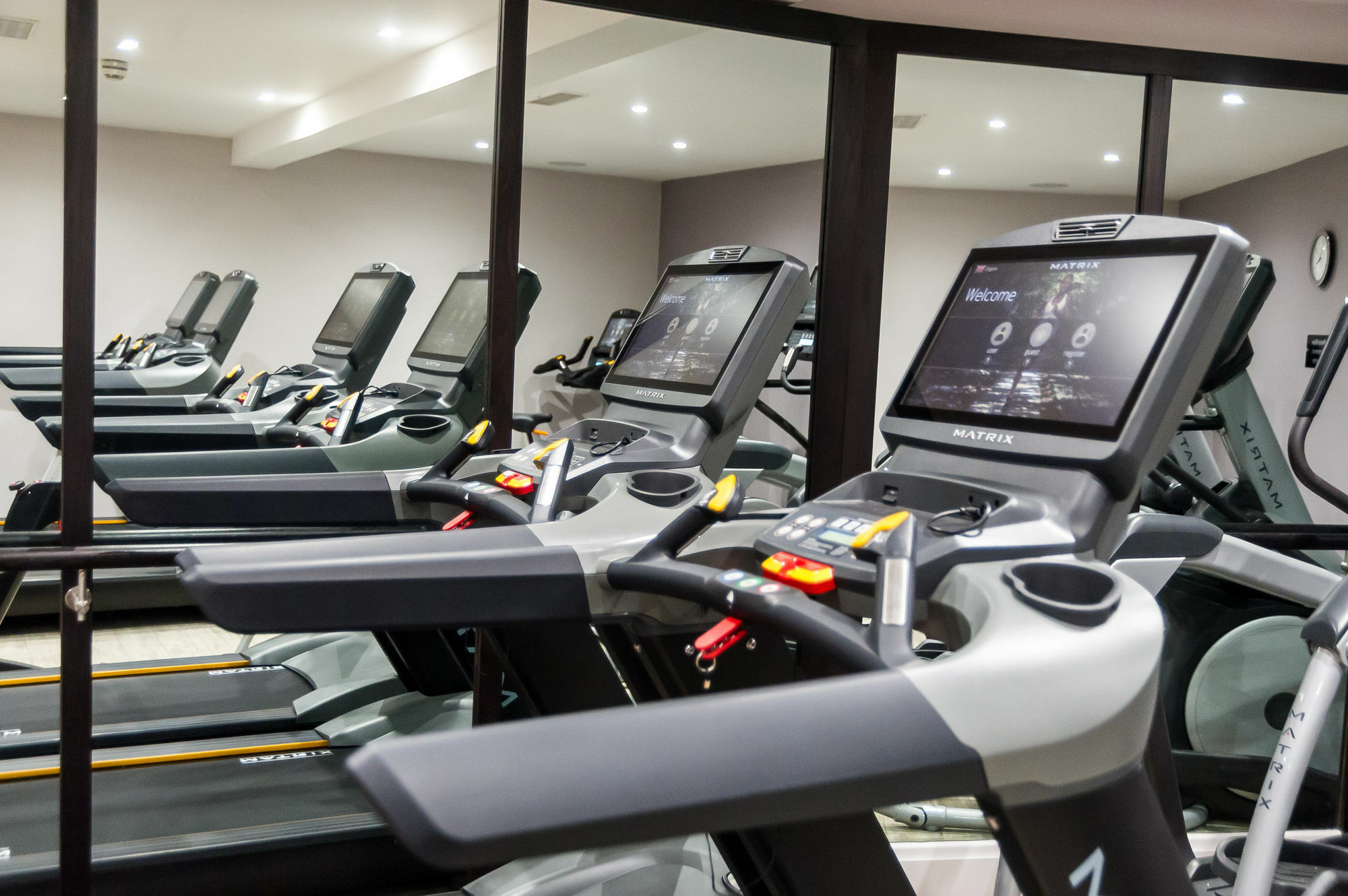 Grand Jersey Hotel And Spa Saint Helier Bagian luar foto A treadmill